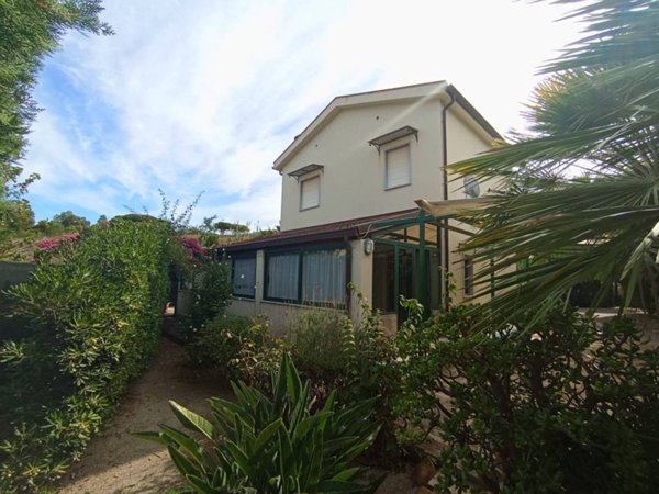 casa indipendente in vendita a Lascari