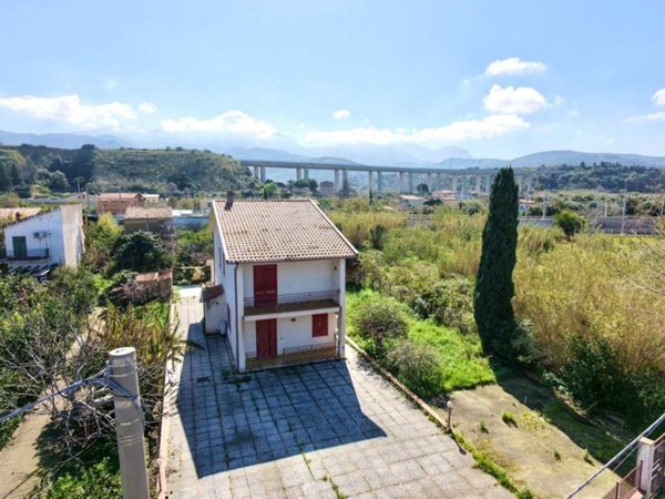 casa indipendente in vendita a Lascari