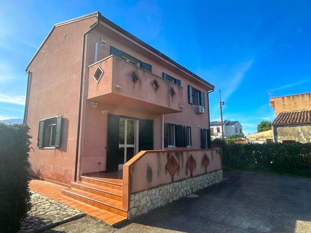 casa indipendente in vendita a Lascari