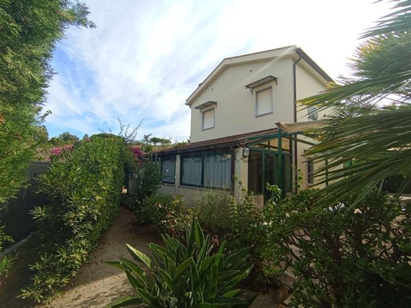 casa indipendente in vendita a Lascari