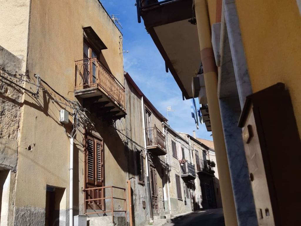 esavano in vendita a Mezzojuso