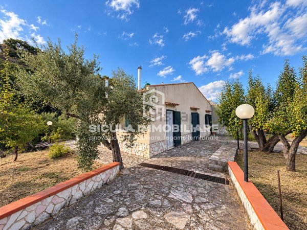 casa indipendente in vendita a Mezzojuso in zona Pignaro