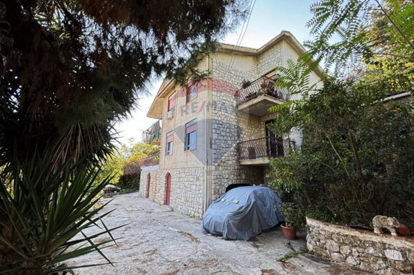 appartamento in vendita a Monreale in zona Santa Rosalia