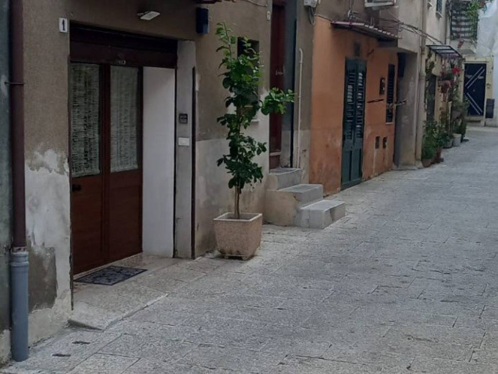 locale commerciale in vendita a Monreale