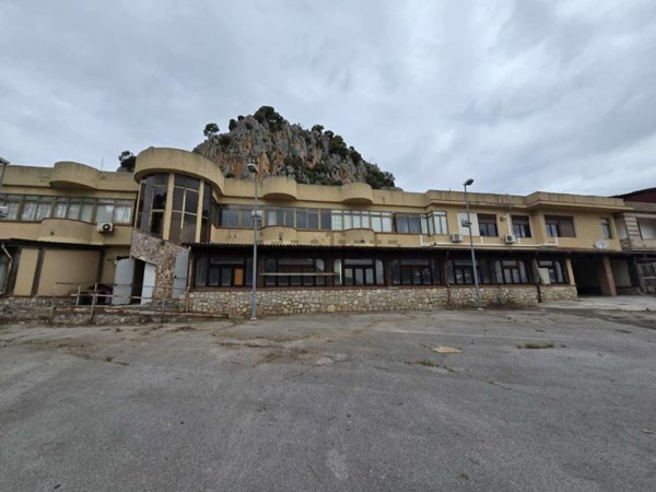 locale commerciale in vendita a Monreale