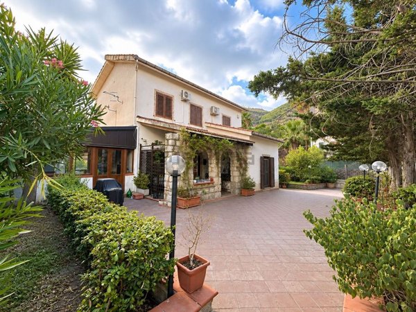 casa indipendente in vendita a Monreale in zona Santa Rosalia