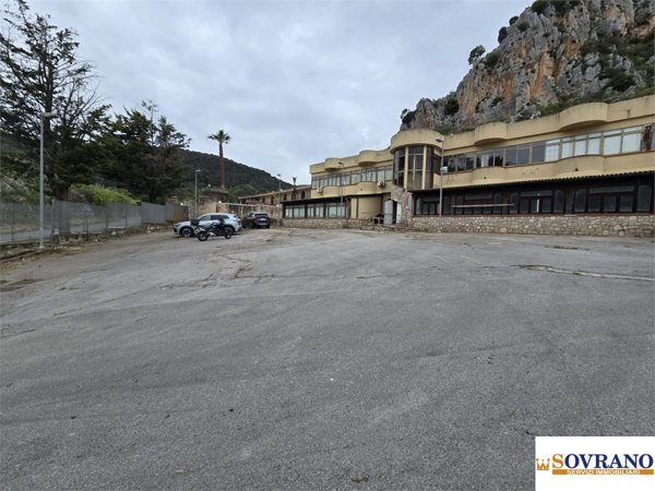 locale commerciale in vendita a Monreale in zona Pioppo