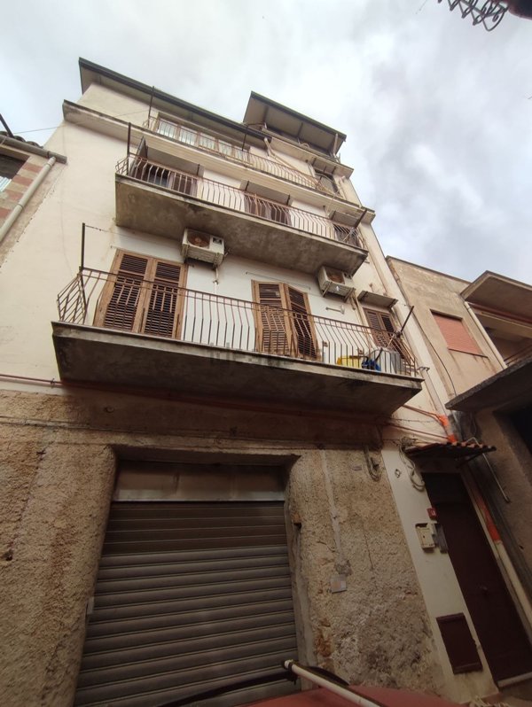 esavano in vendita a Montelepre