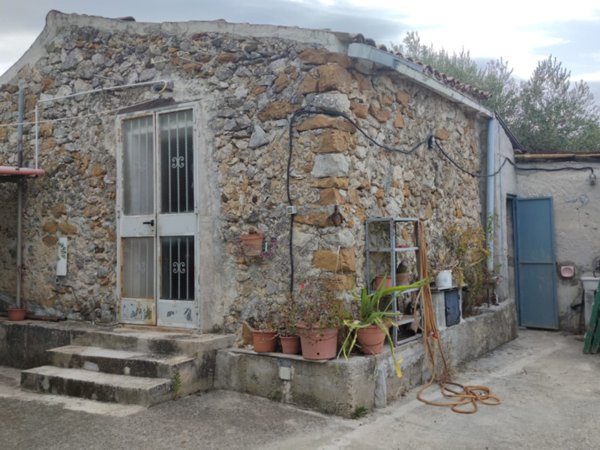 locale di sgombero in vendita a Montelepre