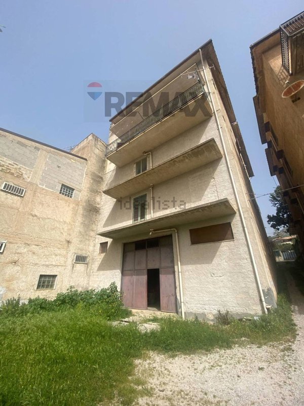 locale di sgombero in vendita a Montelepre