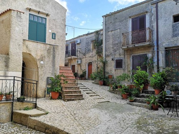 casa indipendente in vendita a Palazzo Adriano