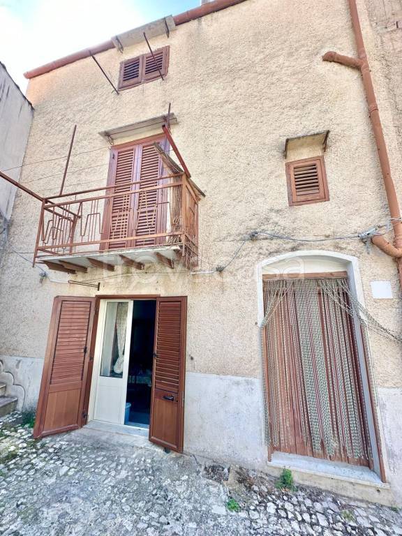 casa indipendente in vendita a Palazzo Adriano