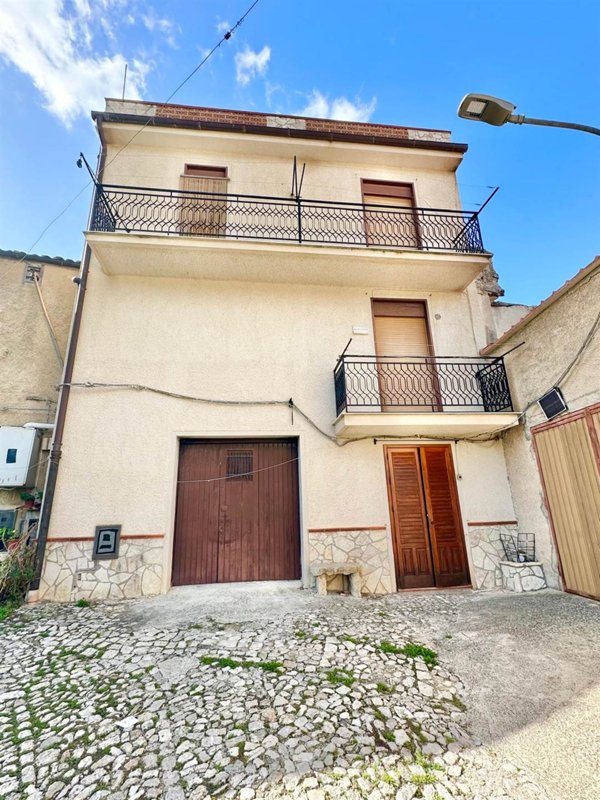 casa indipendente in vendita a Palazzo Adriano