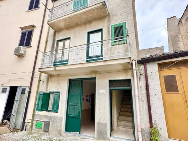 casa indipendente in vendita a Palazzo Adriano