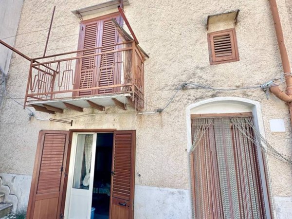 casa indipendente in vendita a Palazzo Adriano