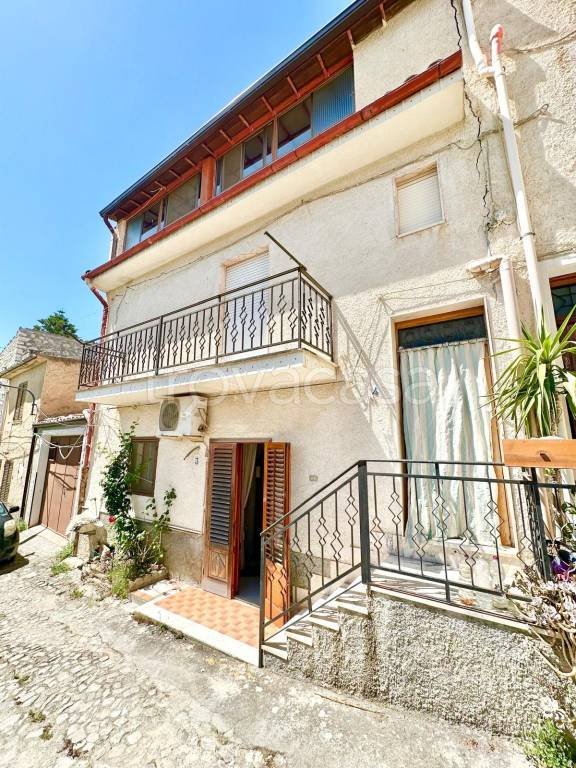 casa indipendente in vendita a Palazzo Adriano