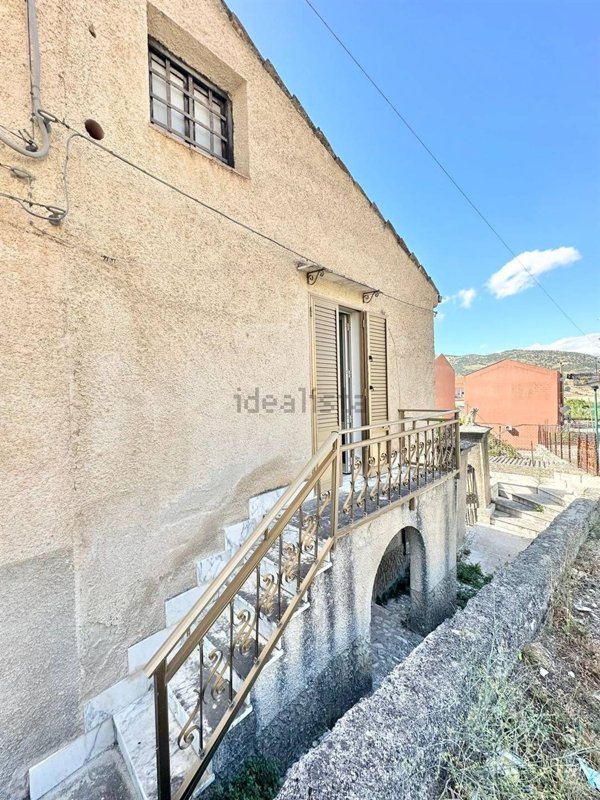 casa indipendente in vendita a Palazzo Adriano