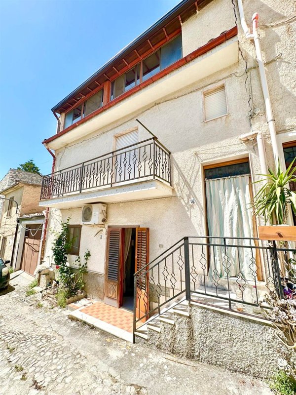 casa indipendente in vendita a Palazzo Adriano