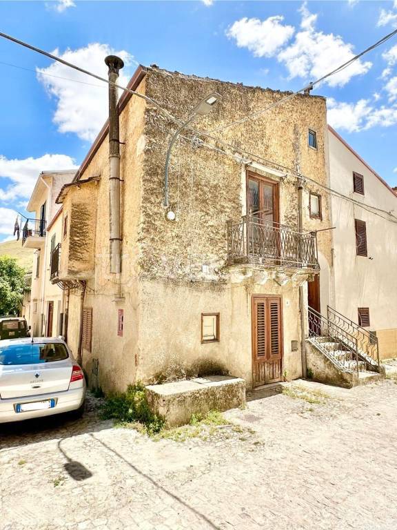 casa indipendente in vendita a Palazzo Adriano