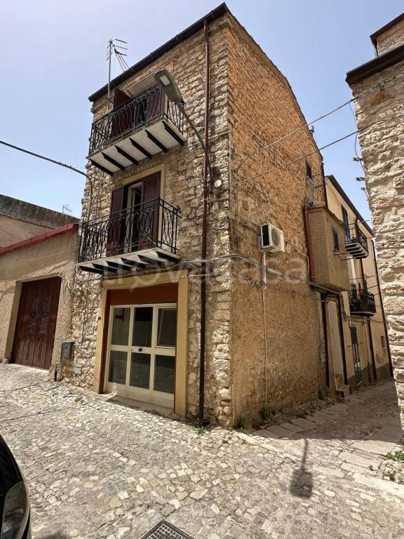 casa indipendente in vendita a Palazzo Adriano