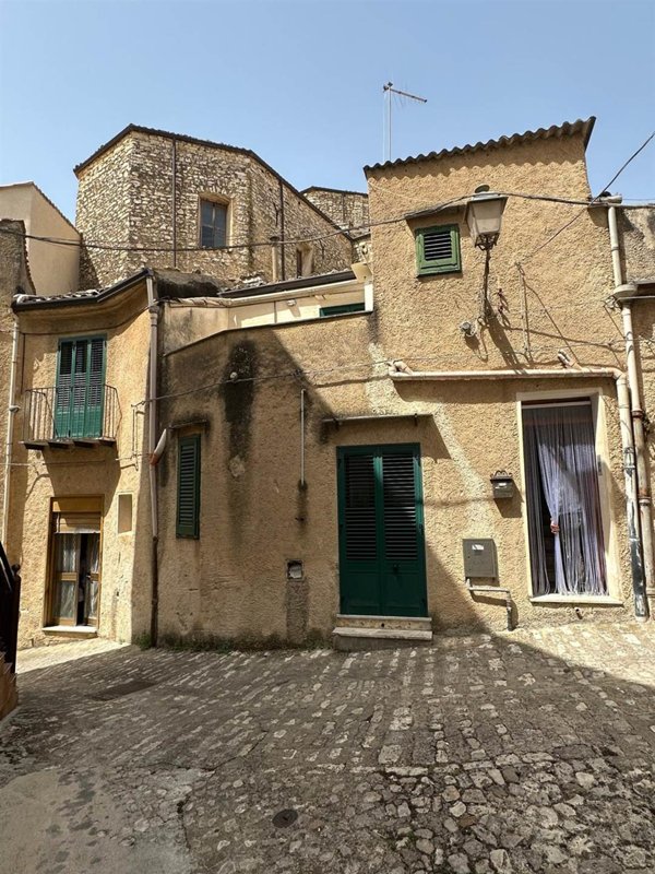 casa indipendente in vendita a Palazzo Adriano