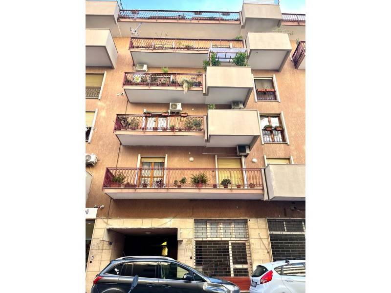 negozio in vendita a Palermo in zona Politeama