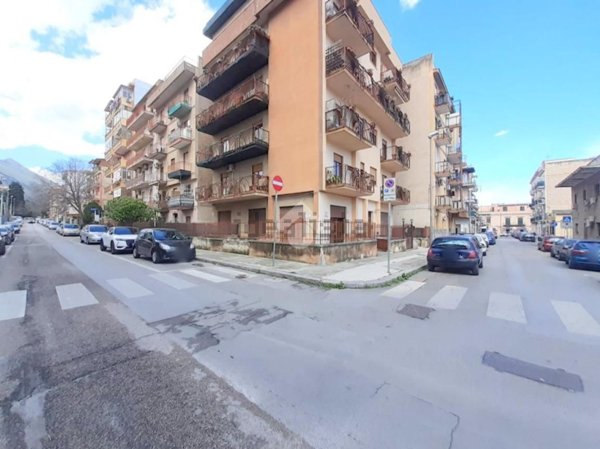 locale commerciale in vendita a Palermo in zona Uditore