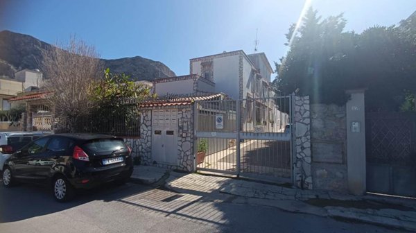 casa indipendente in vendita a Palermo in zona Tommaso Natale