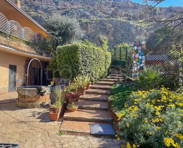 casa indipendente in vendita a Palermo in zona Mondello