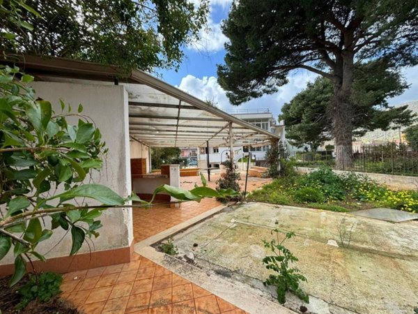 casa indipendente in vendita a Palermo in zona Partanna