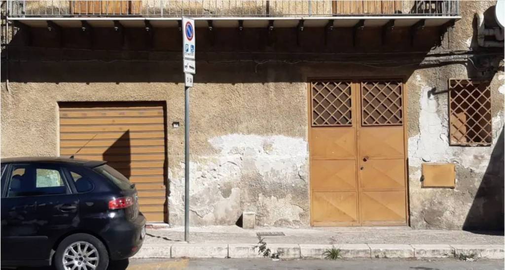 locale commerciale in vendita a Palermo in zona Villagrazia/Falsomiele