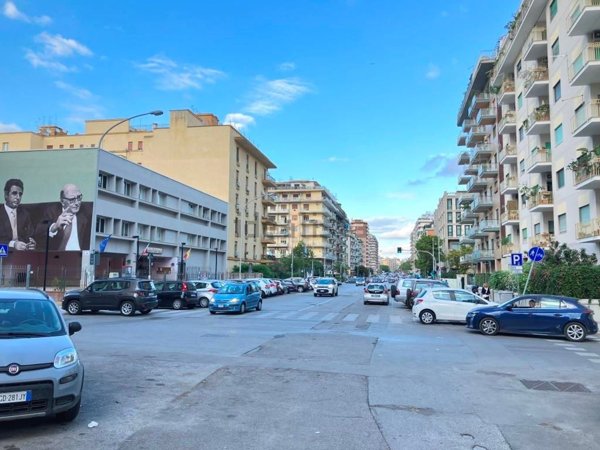 locale commerciale in vendita a Palermo in zona Libertà
