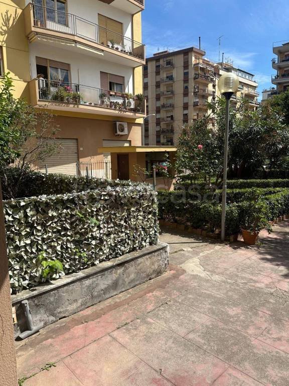 locale commerciale in vendita a Palermo in zona Libertà