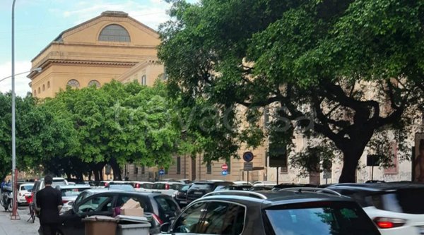 negozio in vendita a Palermo in zona Politeama