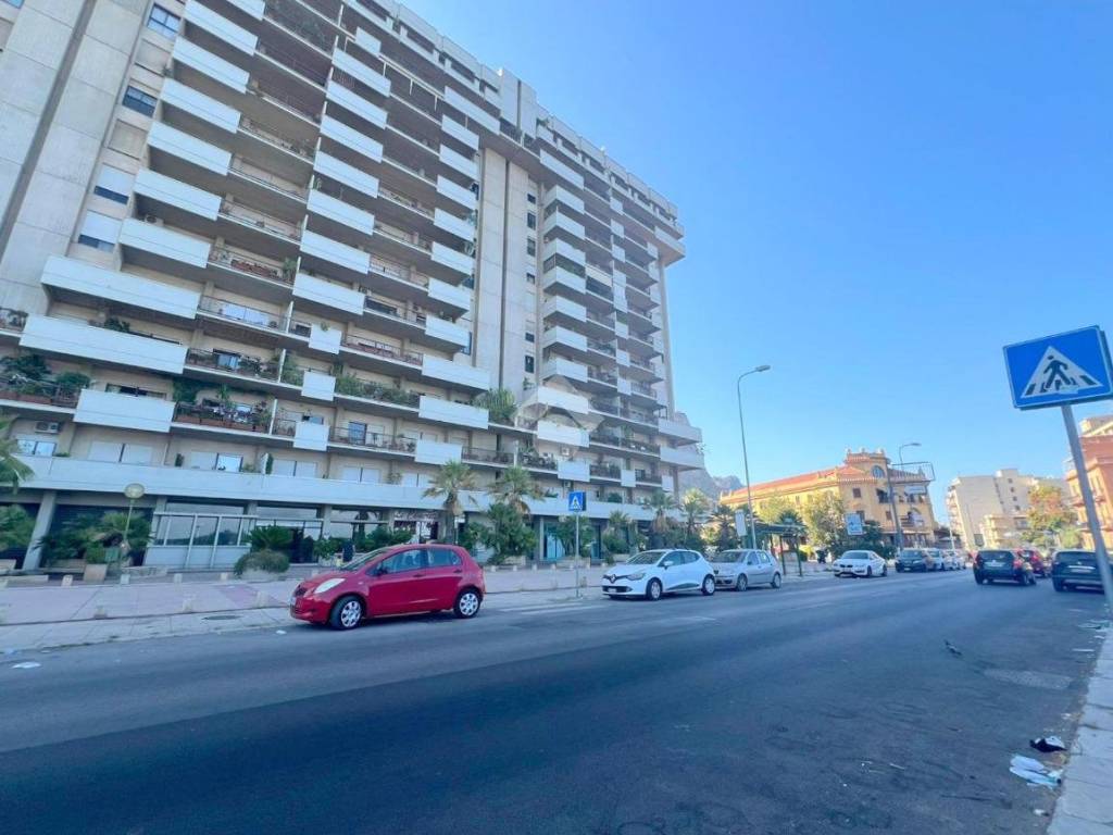 negozio in vendita a Palermo in zona Arenella/Vergine Maria