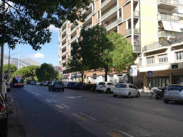 negozio in vendita a Palermo in zona Malaspina/Palagonia