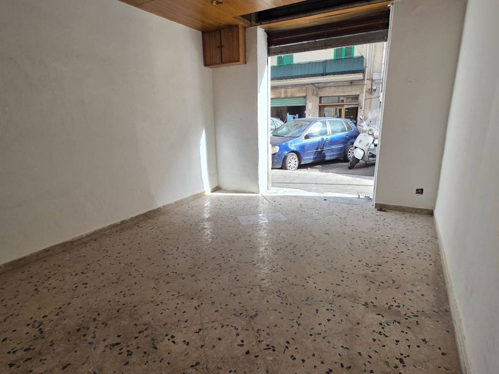 negozio in vendita a Palermo in zona Malaspina/Palagonia