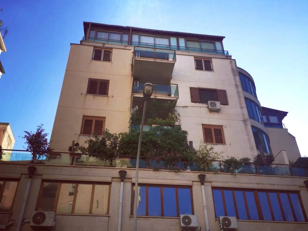 appartamento in vendita a Palermo in zona Politeama
