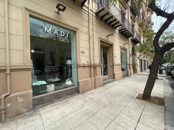 locale commerciale in vendita a Palermo in zona Politeama