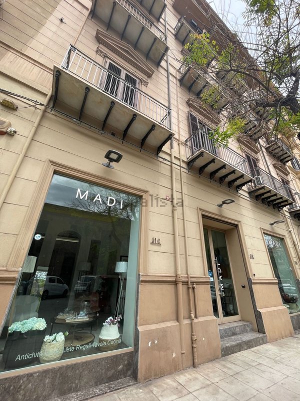 locale commerciale in vendita a Palermo in zona Politeama