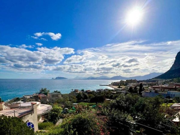 casa indipendente in vendita a Palermo in zona Arenella/Vergine Maria