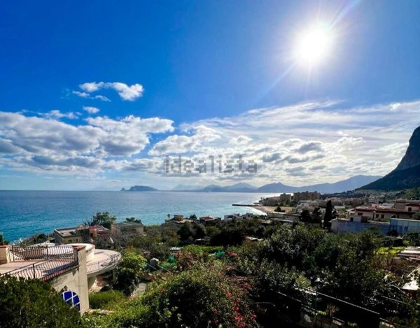 casa indipendente in vendita a Palermo in zona Arenella/Vergine Maria