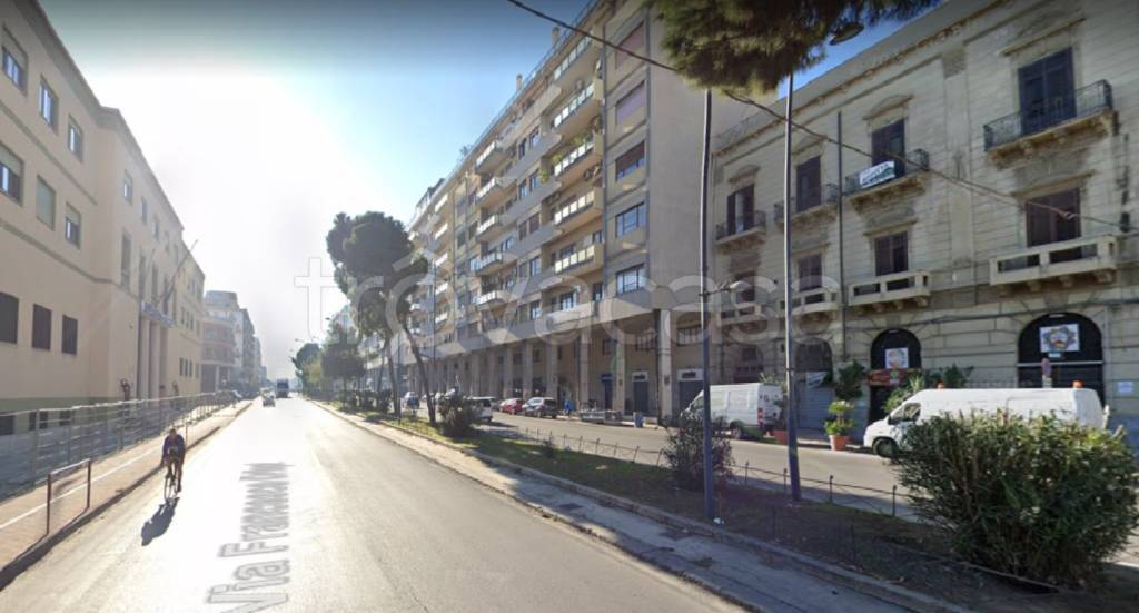 locale commerciale in vendita a Palermo in zona Libertà