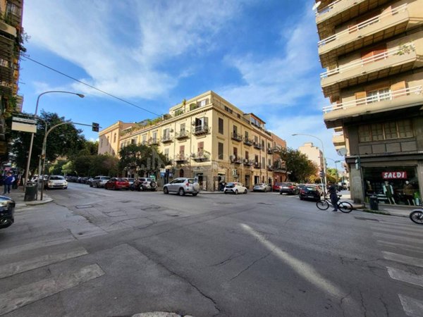 negozio in vendita a Palermo in zona Zisa