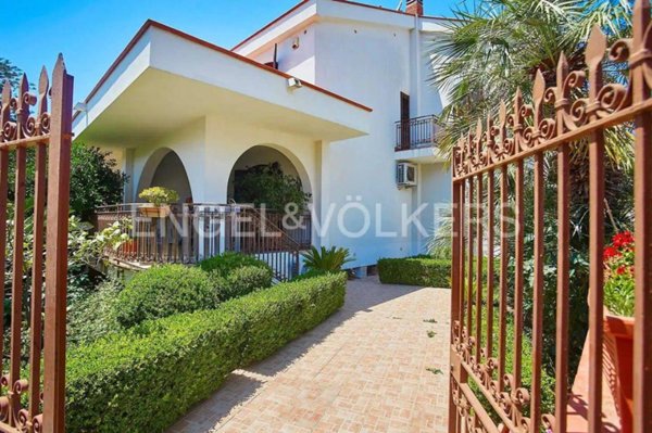 casa indipendente in vendita a Palermo in zona Mondello