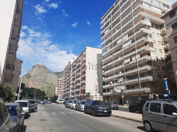 locale commerciale in vendita a Palermo in zona Montepellegrino
