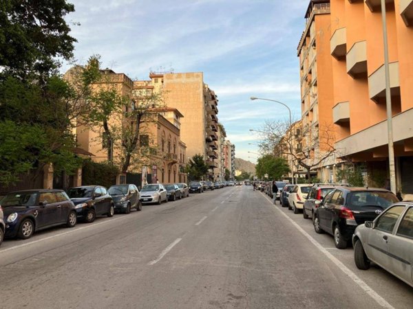 negozio in vendita a Palermo in zona Montepellegrino