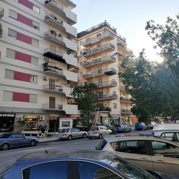 locale commerciale in vendita a Palermo in zona Malaspina/Palagonia