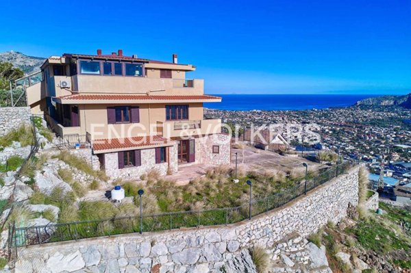 casa indipendente in vendita a Palermo in zona Partanna