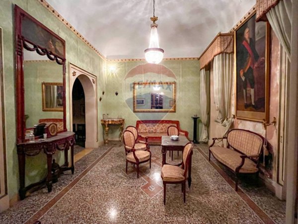 casa indipendente in vendita a Palermo in zona Centro storico